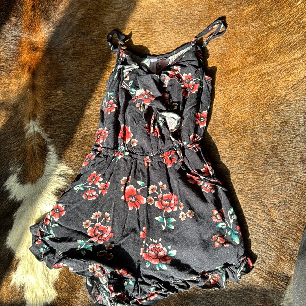 Woman’s romper! Super comfy material! Size S